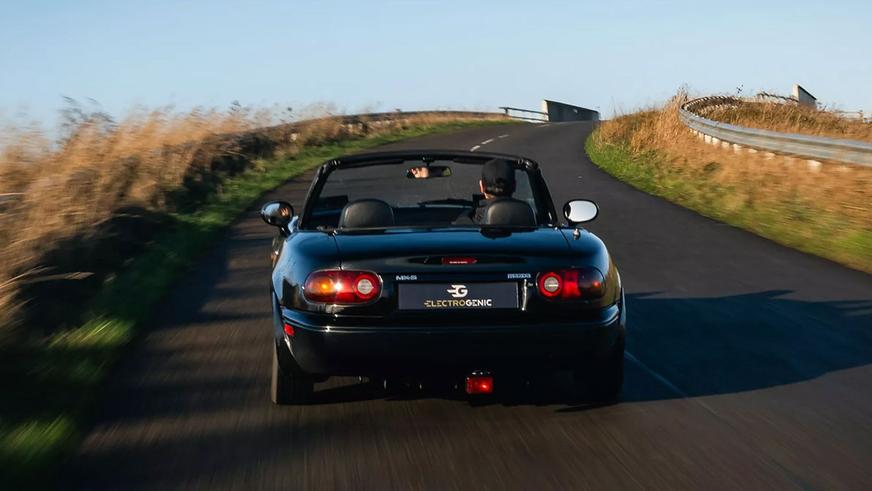 Классическую Mazda MX-5 превратили в электромобиль