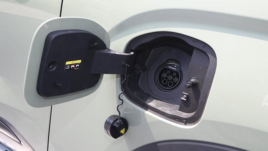 У Geely появился большой гибридный пикап