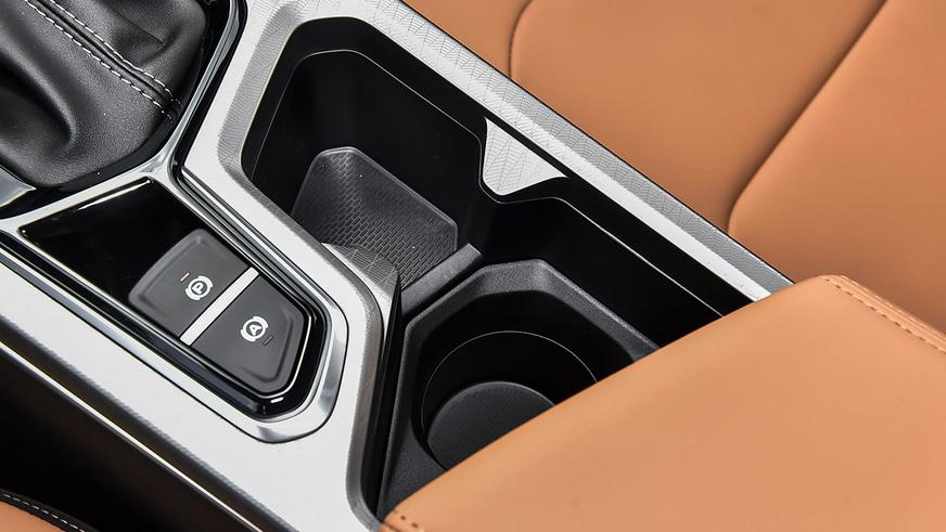 Geely снова обновит седан Emgrand: официальные фото