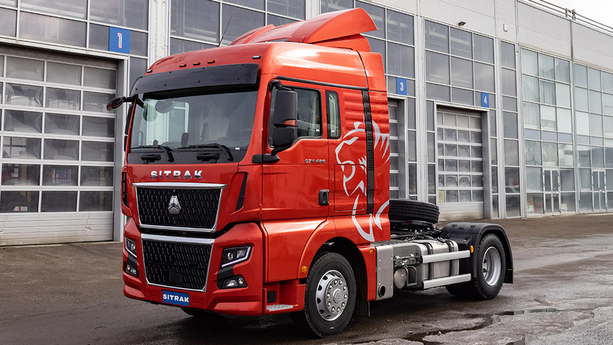 Китайские грузовики перекрыли путь КАМАЗу