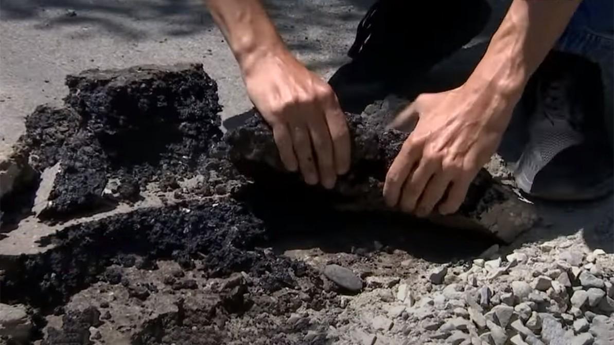 Асфальт, который можно поднять руками, уложили в Талдыкоргане