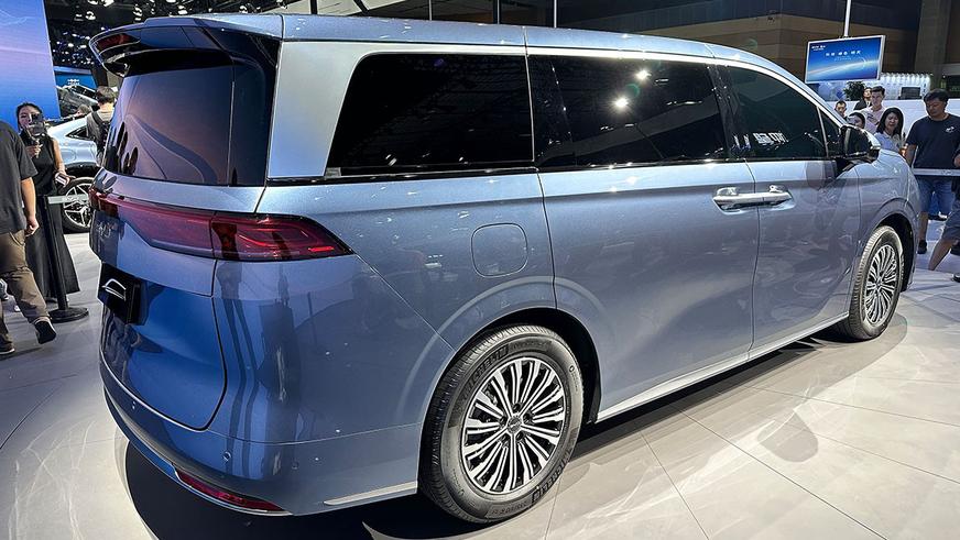 BYD открыл приём заказов на новый минивэн Xia