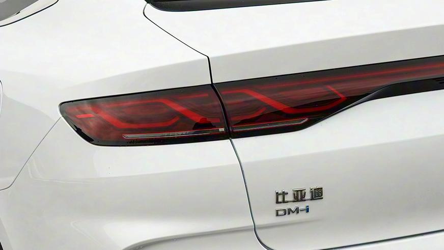 BYD улучшил гибридный седан Qin L. Известны цены