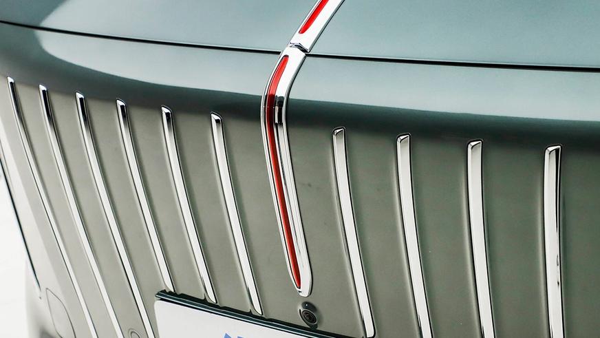 Hongqi HS6 стал самым дальнобойным гибридным кроссовером