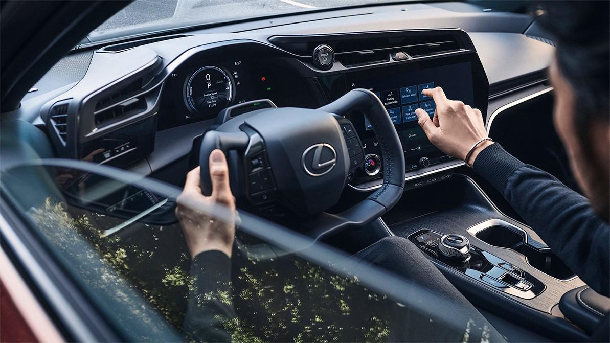 Lexus показала салон электромобиля RZ