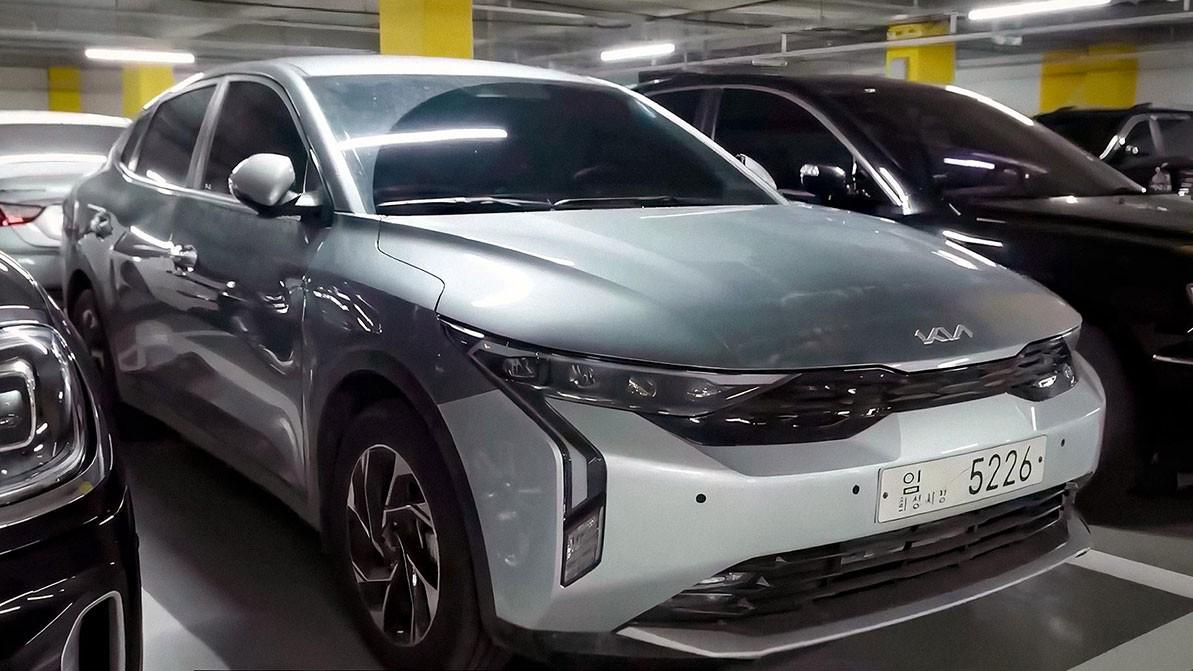 Загадочный седан Kia подловили на парковке