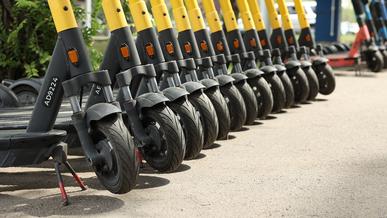 Алматыда бір күнде 800-ден астам самокатшы ереже бұзған