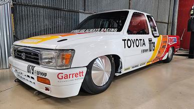 Пикап Toyota из 1990-х разгонят до 380 км/ч
