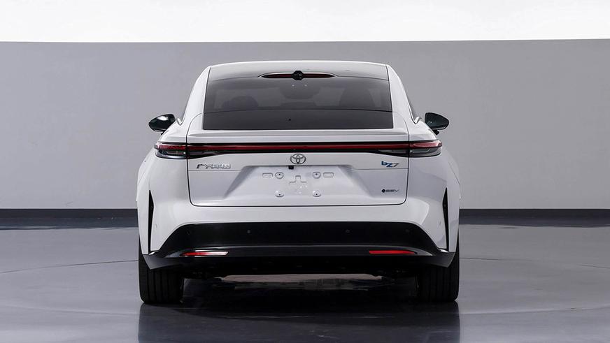 Электроседан Toyota bZ7 поступил в продажу по цене от 12.8 млн тенге