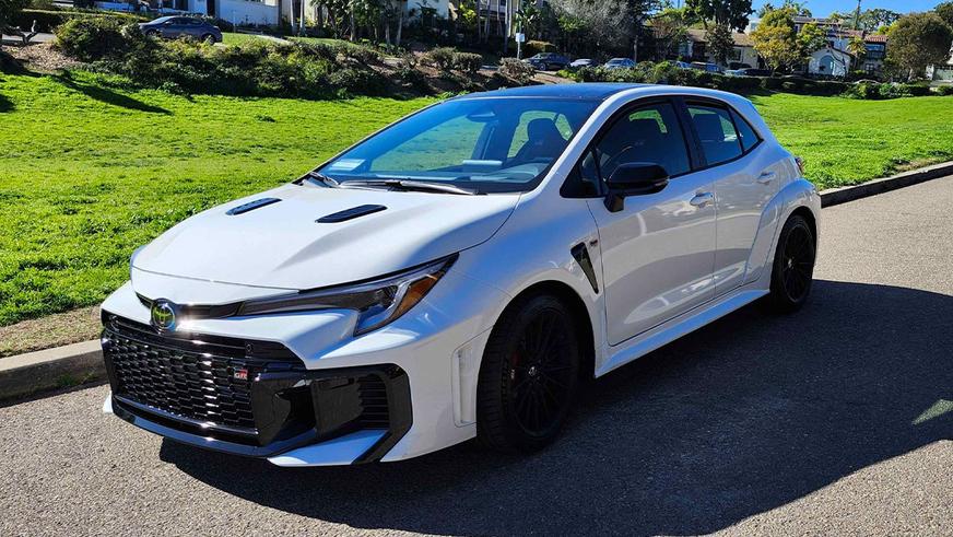 С Toyota Supra на хот-хетч GR Corolla пересел 87-летний американец