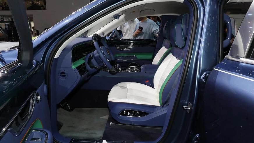 Hongqi L5 сменил поколение, но сохранил круглые фары