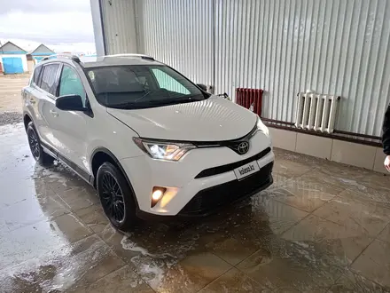 Toyota RAV4 2015 года за 6 700 000 тг. в Актобе – фото 2