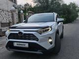 Toyota RAV4 2021 года за 21 800 000 тг. в Уральск