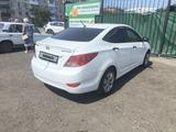 Hyundai Solaris 2013 года за 3 900 000 тг. в Петропавловск – фото 2