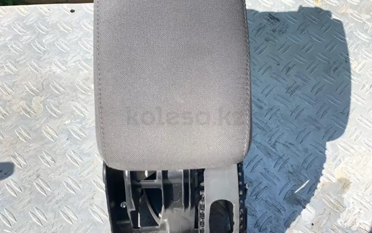Подлокотник на volkswagen golf 5 за 15 000 тг. в Караганда