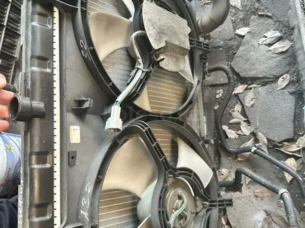 Радиатор охлаждения двигателя вентилятор за 20 000 тг. в Алматы – фото 2
