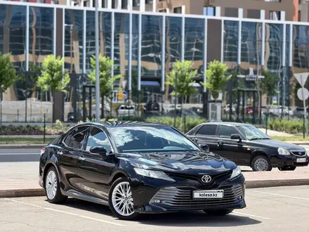 Toyota Camry 2018 года за 13 200 000 тг. в Астана