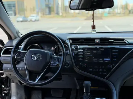 Toyota Camry 2018 года за 13 200 000 тг. в Астана – фото 10