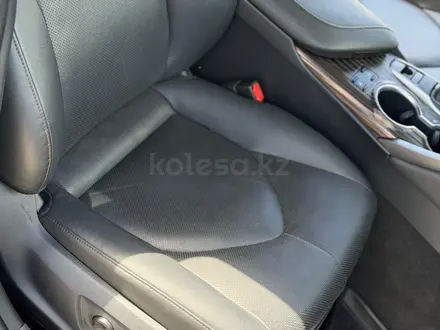 Toyota Camry 2018 года за 13 200 000 тг. в Астана – фото 11