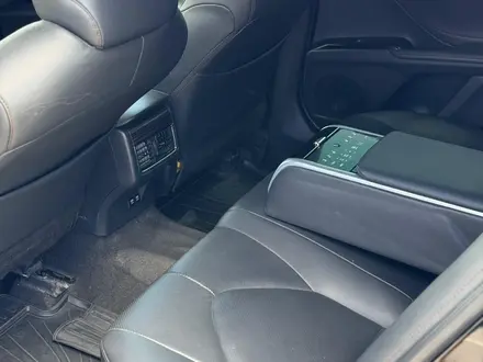 Toyota Camry 2018 года за 13 200 000 тг. в Астана – фото 8