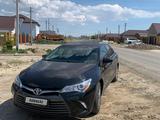 Toyota Camry 2015 года за 7 500 000 тг. в Атырау – фото 2