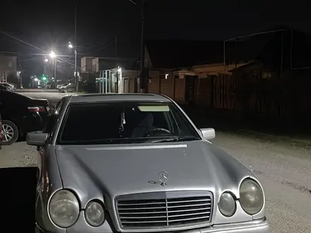 Mercedes-Benz E 230 1997 года за 2 200 000 тг. в Сарыкемер – фото 2