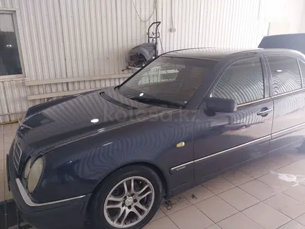 Mercedes-Benz E 230 1996 года за 2 800 000 тг. в Атырау – фото 3