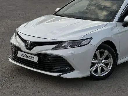 Toyota Camry 2019 года за 13 000 000 тг. в Актобе – фото 2