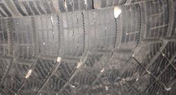 Резина в хорошем состоянии без шишек и пореззов pirelli зима за 150 000 тг. в Алматы – фото 2