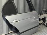 Дверь задняя правая bmw 5series e39 за 30 000 тг. в Караганда