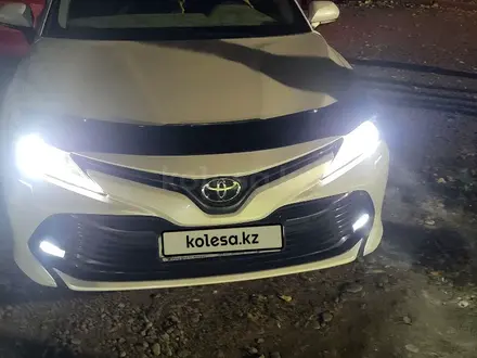 Toyota Camry 2018 года за 13 300 000 тг. в Усть-Каменогорск – фото 2