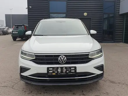 Volkswagen Tiguan 2021 года за 9 890 000 тг. в Алматы – фото 3