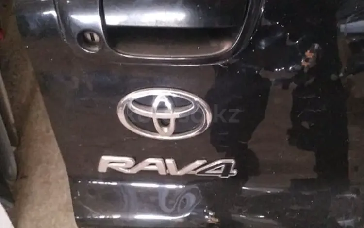 Ручка багажника на Toyota Raf4 2 за 15 000 тг. в Алматы