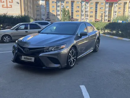 Toyota Camry 2018 года за 9 300 000 тг. в Актобе – фото 3