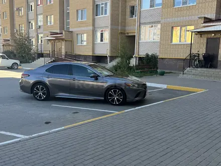 Toyota Camry 2018 года за 9 300 000 тг. в Актобе – фото 2