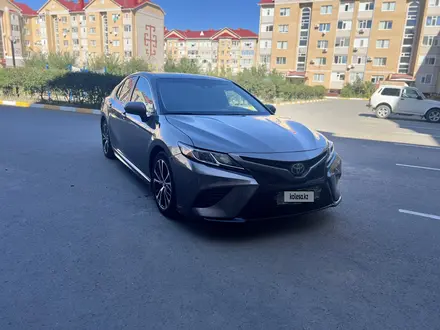 Toyota Camry 2018 года за 9 300 000 тг. в Актобе – фото 7