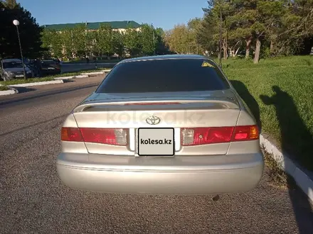 Toyota Camry 2000 года за 2 300 000 тг. в Степногорск – фото 2