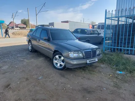 Mercedes-Benz E 220 1993 года за 3 500 000 тг. в Сарыагаш – фото 2