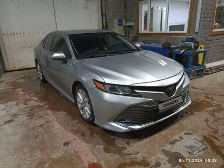 Toyota Camry 2020 года за 9 500 000 тг. в Уральск – фото 2