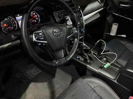 Toyota Camry 2015 года за 5 400 000 тг. в Жанаозен – фото 12