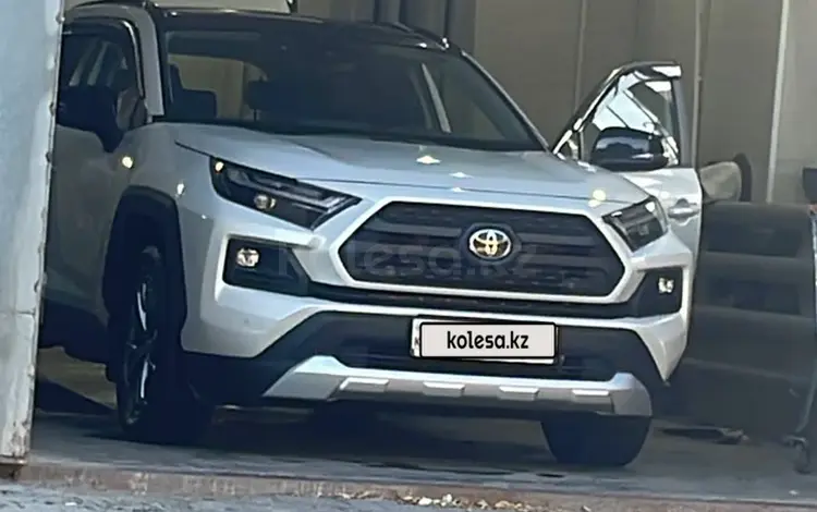Toyota RAV4 2024 года за 14 500 000 тг. в Актобе