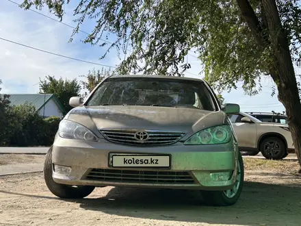 Toyota Camry 2003 года за 4 000 000 тг. в Уральск – фото 2