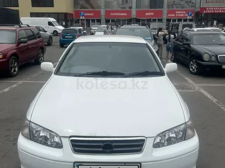 Toyota Camry 2000 года за 3 300 000 тг. в Алматы – фото 2