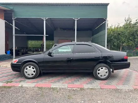 Toyota Camry 2000 года за 3 000 000 тг. в Алматы – фото 2