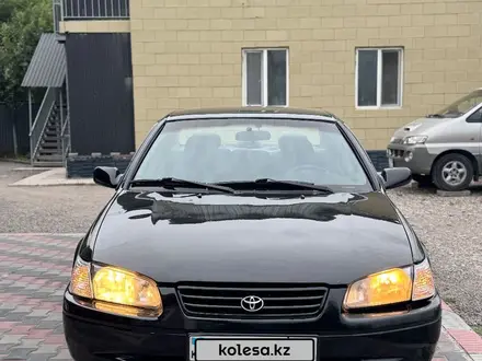 Toyota Camry 2000 года за 3 000 000 тг. в Алматы – фото 3