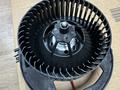 Моторчик печки Октавия А7 за 717 тг. в Актобе