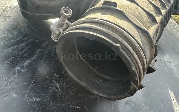 Патрубок воздуховода воздушного фильтра дросселя lexus is300 gs300 за 10 000 тг. в Алматы