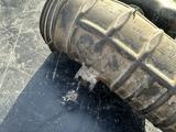 Патрубок воздуховода воздушного фильтра дросселя lexus is300 gs300 за 10 000 тг. в Алматы – фото 2