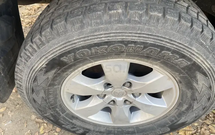 Шины Yokohama зима в хорошем состоянии 2 сезона за 100 000 тг. в Алматы