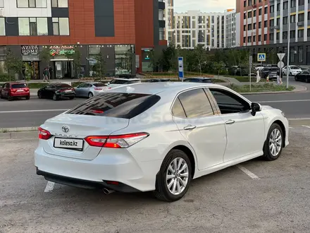 Toyota Camry 2018 года за 12 500 000 тг. в Астана – фото 16
